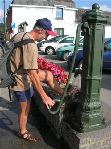 032 marche toilette des pieds .jpg